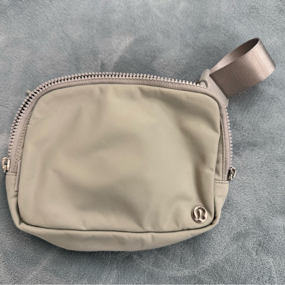 Lululemon 2L Silver crossbody bag